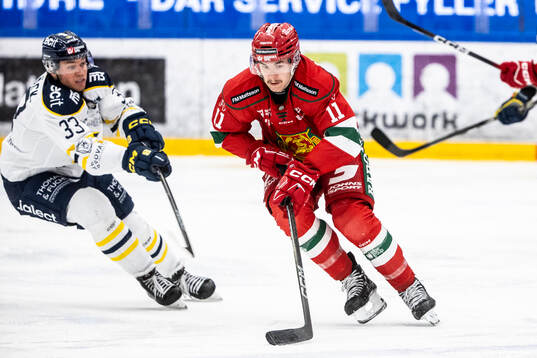 Södertäljes Måns Lindbäck och ???under ishockeymatchen