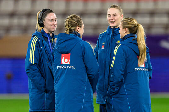 Goalkeeper Moa Öhman and goalkeeper Tove Enblom of Sweden