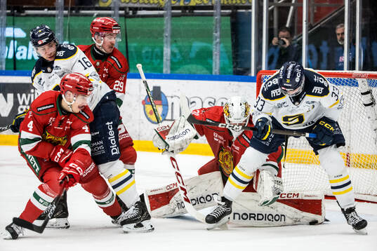 Moras Martin Fransson och Södertäljes Filip Engarås och