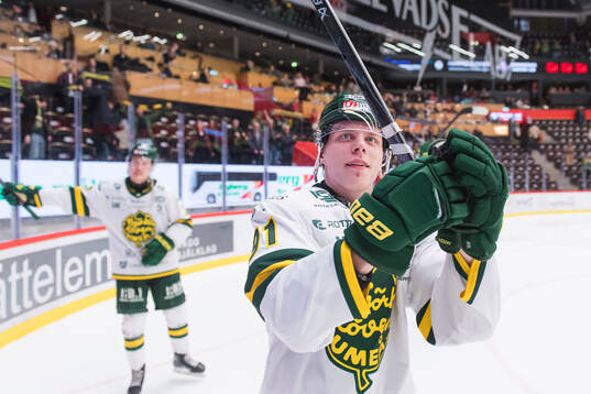 Björklövens Oscar Tellström jublar