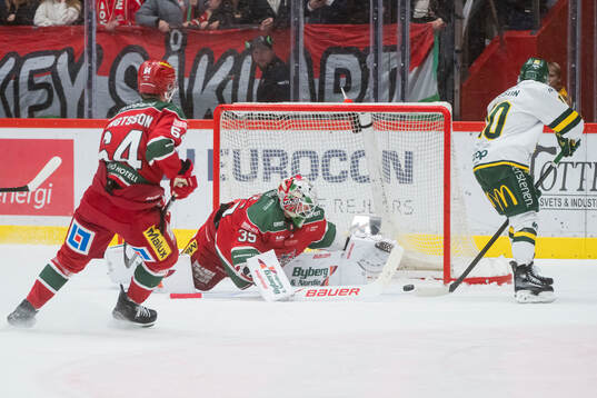 Modos Jacob Bengtsson och målvakt Adam Werner och