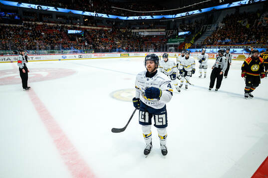 HV71s Riley Woods jublar