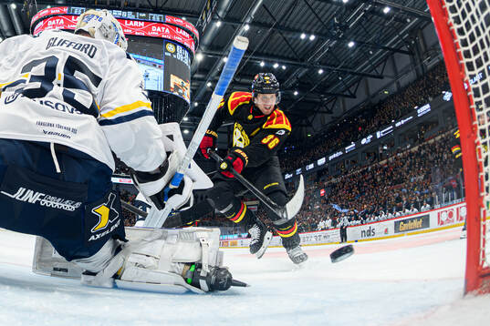 Brynäs Linus Ölund gör 3-2 på HV71s målvakt Olof