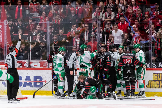 Rögles Simon Zether och Örebros Christopher Mastomäki