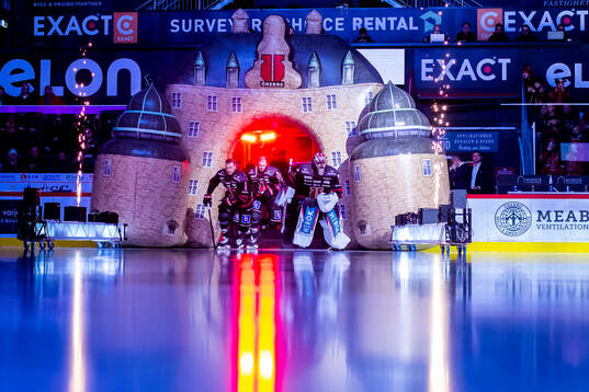 Örebros Gustav Backström och målvakt Jhonas Enroth