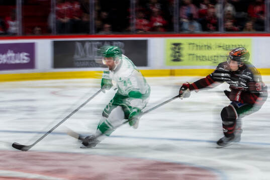 Panorering på Rögles Calvin De Haan och Örebros Glenn