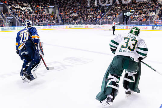 Växjös målvakt Adam Åhman och Färjestads målvakt Emil