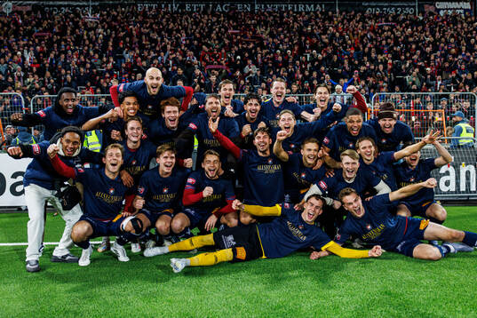 Örgrytes spelare jublar framför supportrarna