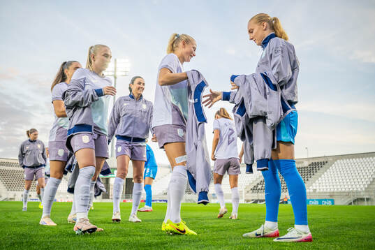 Thea Bjelde, Guro Bergsvand and goalkeeper Sunniva Skoglund