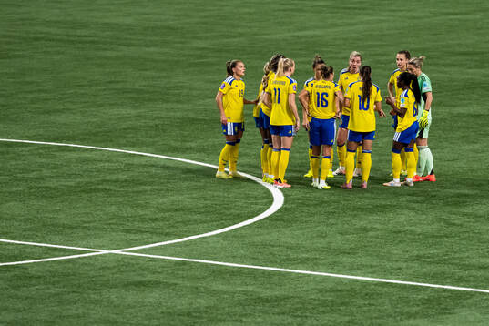 Linda Sembrant of Sweden talking to her fellow team members