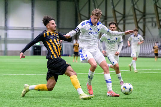 Hammarbys Emil Karlsson och FC Köpenhamns Teiz Hansen