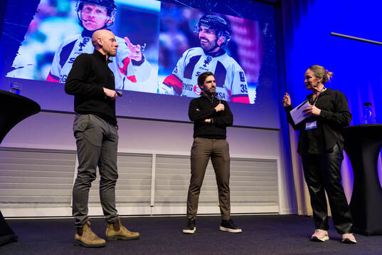 Domare Mikael Holm, Mattias Enroth och moderator Frida