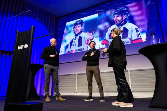 Domare Mikael Holm, Mattias Enroth och moderator Frida