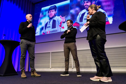 Domare Mikael Holm, Mattias Enroth och moderator Frida