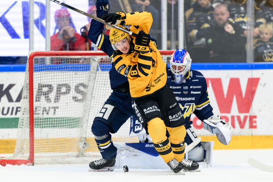 Skellefteås Oliver Okuliar och HV71s målvakt Olof Glifford