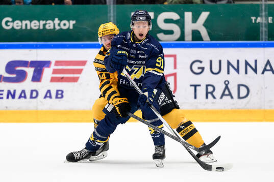 Skellefteås Oscar Lindberg och HV71s Aleksi Heponiemi