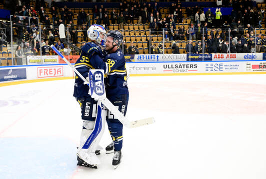 HV71s målvakt Olof Glifford och Olle Alsing jublar