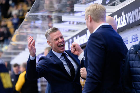 HV71s assisterande tränare Nicklas Rahm jublar