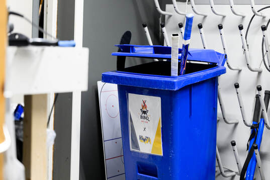 En soptunna för att samla trasiga klubbor till företaget