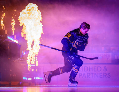 HV71s Oscar Davidsson åker in på isen