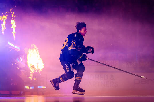 HV71s Jamiro Reber åker in på isen