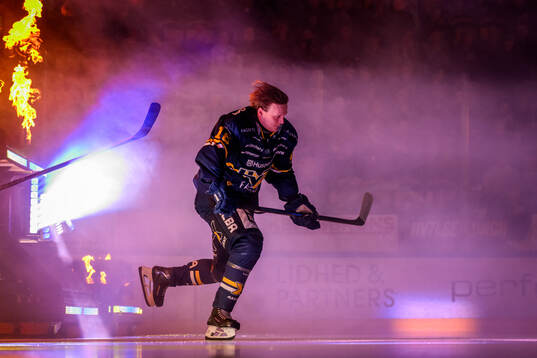 +HV71s Linus Lindström åker in på isen