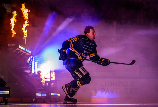 HV71s Santeri Hatakka åker in på isen