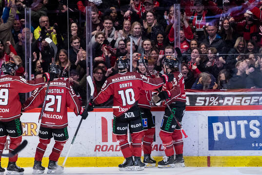 Örebros Gustav Backström jublar vid 1-0