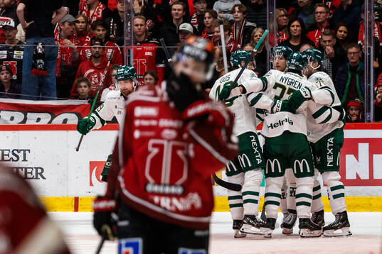 Färjestads Linus Johansson och Magnus Nygren  jublar