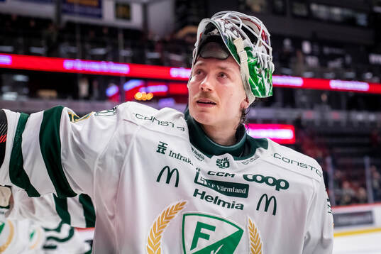 Färjestads målvakt Emil Larmi jublar
