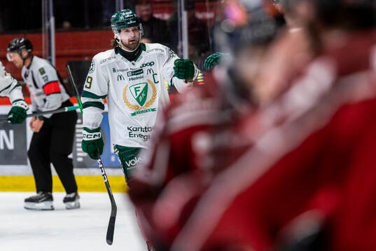 Färjestads Linus Johansson jublar vid 1-2