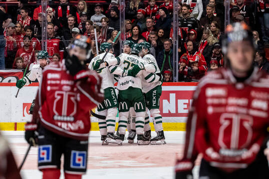 Färjestads Linus Johansson jublar vid 1-2 med Färjestads