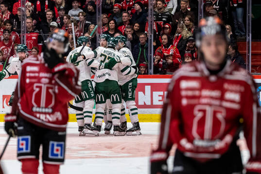 Färjestads Linus Johansson jublar vid 1-2 med Färjestads