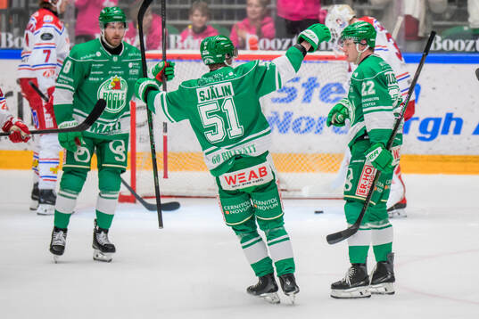 Rögles Fredrik Olofsson jublar med Calle Själin och Linus