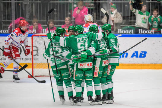 Rögles Fredrik Olofsson jublar med Calle Själin och Linus