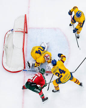 Frölundas Ivar Stenberg mot Djurgårdens målvakt Daniel