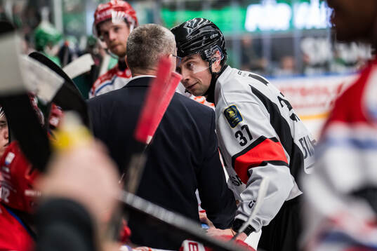 Timrås tränare Tommy Samuelsson och Domare Johan Wedin