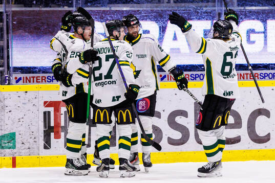 Östersunds Linus Videll jublar med lagkamrater