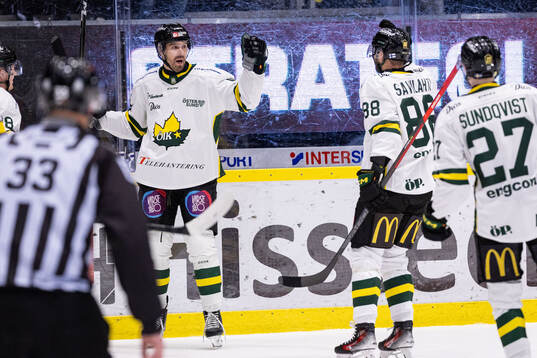 Östersunds Linus Videll jublar med lagkamrater