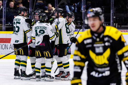 Östersunds Fredric Jansson jublar med lagkamrater