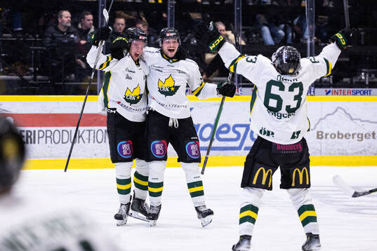 Östersunds Fredric Jansson jublar med lagkamrater