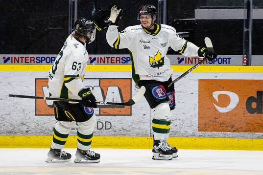 Östersunds Maksim Semjonov jublar med Daniel Öhrn