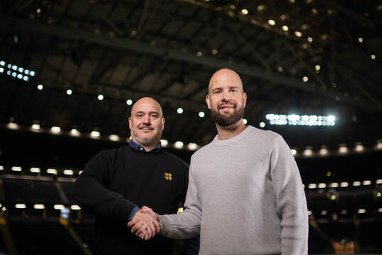 AIKs VD Fredrik Söderberg och Miika Takkula som