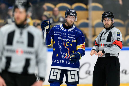 HV71s Olle Alsing och Domare Mattias Enroth
