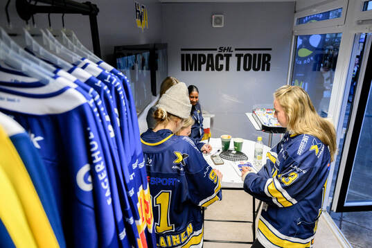 HV71s Julia Nearis, Emmi Rakkolainen och Kennedy Bobyck