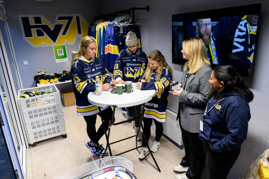 HV71s Julia Nearis, Emmi Rakkolainen och Kennedy Bobyck