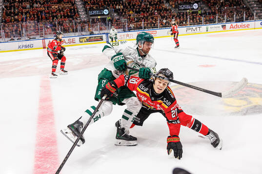 Färjestads Marian Studenic och Luleås Casper Juustovaara