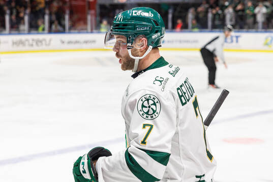 Färjestads Axel Bergkvist jublar