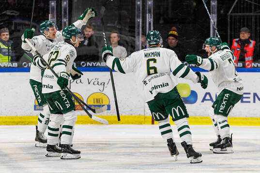 Färjestads Axel Bergkvist jublar