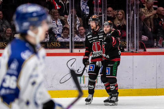 Örebros Linus Arnesson och David Quenneville jublar vid 2-0